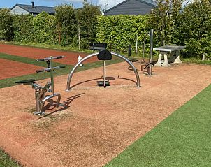 Fitnessapparatuur buiten bij De Clochard nr 37 chalet, Midsland Noord.