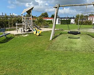 Speeltuin met schommel bij De Clochard nr 37 chalet, Midsland Noord.