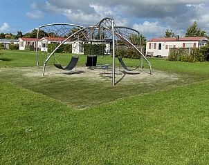Moderne speeltuin bij De Clochard nr 37 chalet, Midsland Noord, Terschelling.