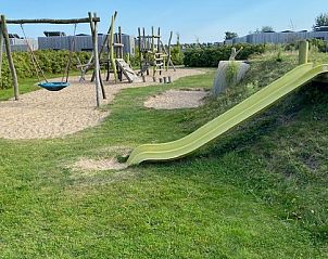 Glijbaan in speeltuin bij De Clochard nr 37 chalet, Midsland Noord.