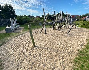 Zandbak met klimtoestel bij De Clochard nr 37 chalet, Midsland Noord.