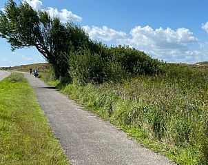Fietspad langs De Clochard nr 37 chalet in Midsland Noord, Terschelling.