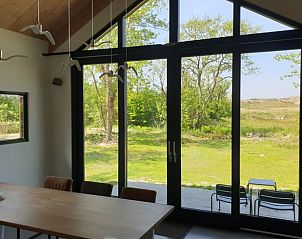 Eetruimte met uitzicht op natuur bij Vakantiehuisje in Midsland-noord, Midsland Noord, Terschelling. Perfecte vakantiewoning op de Waddeneilanden.