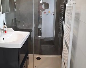 Moderne badkamer in WadRust chalet, Midsland Noord, Terschelling met glazen douchewand.