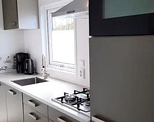 Volledig uitgeruste keuken in WadRust chalet, Midsland Noord, Terschelling met moderne apparatuur.