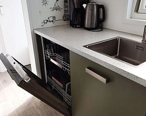 Keuken in WadRust chalet, Midsland Noord, Terschelling met vaatwasser en koffiezetapparaat.