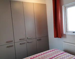 Ruime kledingkast in slaapkamer van WadRust chalet, Midsland Noord, Terschelling.