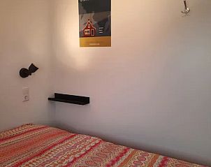 Knusse slaapkamer in WadRust chalet, Midsland Noord, Terschelling met wanddecoratie.