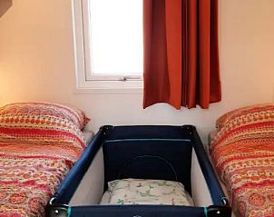 Kinderkamer in WadRust chalet, Midsland Noord, Terschelling met twee bedden en ledikant.