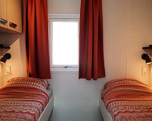 Slaapkamer met twee eenpersoonsbedden in WadRust chalet, Midsland Noord, Terschelling.