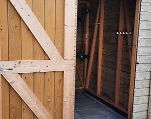 Houten schuur bij WadRust chalet, Midsland Noord, Terschelling met open deur.