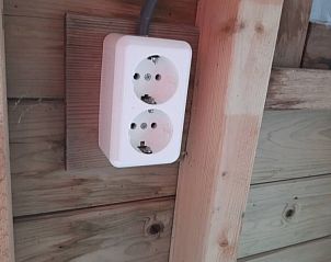 Stopcontact in houten schuur bij WadRust chalet, Midsland Noord, Terschelling.