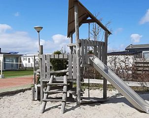 Speeltoestel bij WadRust chalet, Midsland Noord, Terschelling met glijbaan en zandbak.