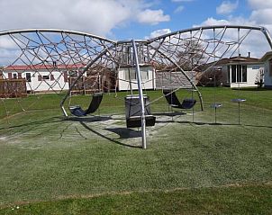Klimrek bij WadRust chalet, Midsland Noord, Terschelling op grasveld.