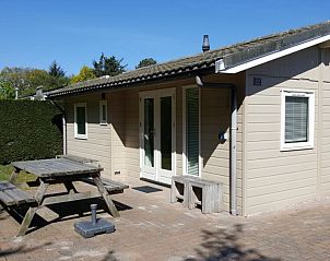 Geniet van de zon op het terras van Chalet nr. 12, een gezellig vakantiehuis in Midsland Noord, Terschelling.