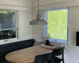 De eetruimte in Chalet nr. 12, Midsland Noord, Terschelling, biedt een knusse plek voor maaltijden in dit vakantiehuis.