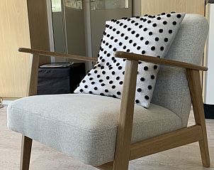 Comfortabele stoel in de woonkamer van Chalet nr. 12, een vakantiehuis in Midsland Noord, Terschelling, perfect voor ontspanning.