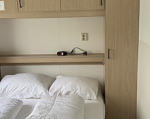 Slaapkamer in Chalet nr. 12, Midsland Noord, Terschelling, met comfortabele bedden voor een goede nachtrust in dit vakantiehuis.