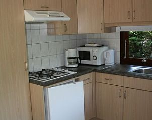 Volledig uitgeruste keuken in Chalet nr. 12, Midsland Noord, Terschelling, voor het bereiden van heerlijke maaltijden tijdens je verblijf.