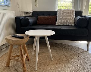 Gezellige zithoek in Chalet nr. 12, een vakantiehuis in Midsland Noord, Terschelling, perfect voor ontspanning na een dag verkennen.