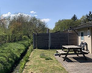 Ruime achtertuin van Chalet nr. 12, Midsland Noord, Terschelling, met een picknicktafel voor buitenmaaltijden in de natuur.