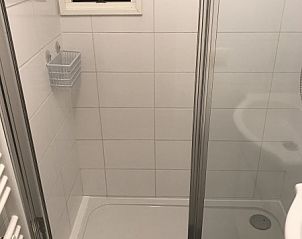 Moderne badkamer in Chalet nr. 12, Midsland Noord, Terschelling, biedt comfort en stijl tijdens je vakantieverblijf.