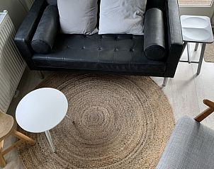 Bovenaanzicht van de woonkamer in Chalet nr. 12, een vakantiehuis in Midsland Noord, Terschelling, met stijlvolle inrichting.