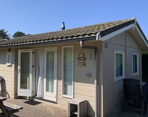 Voorkant van Chalet nr. 12, een sfeervol vakantiehuis in Midsland Noord, Terschelling, met een uitnodigende uitstraling.