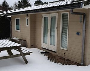 Chalet nr. 12 in Midsland Noord, Terschelling, bedekt met sneeuw, biedt een magisch winterlandschap voor een knusse vakantie.
