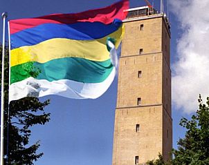 De iconische vuurtoren van Terschelling, vlakbij chalet Hebbes in Midsland Noord, een perfecte mix van cultuur en natuur.