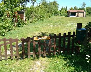 Ingang van vakantiehuis Brunel in Midsland Noord, Terschelling, met houten hek.