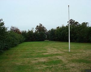 Uitgestrekte groene omgeving rondom Brunel bungalow in Midsland Noord, Terschelling.