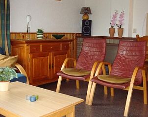 Gezellige woonkamer in bungalow Brunel, Midsland Noord, Terschelling met comfortabele stoelen.
