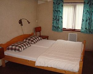 Slaapkamer met tweepersoonsbed in bungalow Brunel, Midsland Noord, Terschelling.