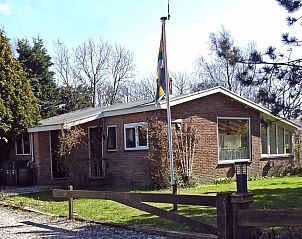 Botter vakantiehuis in Midsland Noord Terschelling met groene tuin en vlaggenmast