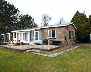 Botter vakantiehuis in Midsland Noord Terschelling met ruime veranda en picknicktafel