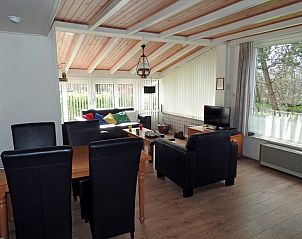 Lichte eet- en zitruimte in Botter vakantiewoning Midsland Noord Terschelling met tuinzicht