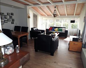 Comfortabele woonkamer van Botter vakantiehuis in Midsland Noord Terschelling met houten plafond