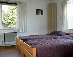 Slaapkamer met tweepersoonsbed in Botter vakantieaccommodatie Midsland Noord Terschelling