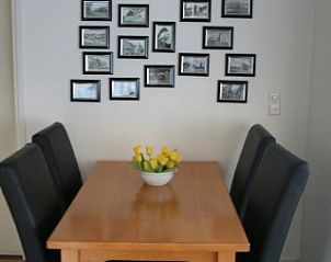 Eettafel met vier stoelen in Botter vakantiehuis Midsland Noord Terschelling met fotowand