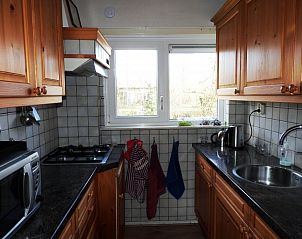 Compacte keuken in Botter vakantiewoning Midsland Noord Terschelling met houten kasten