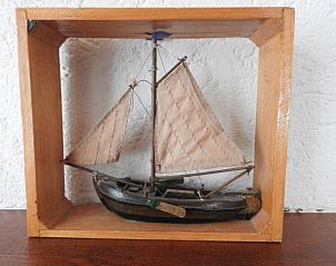 Decoratief scheepsmodel in Botter vakantiehuis Midsland Noord Terschelling op houten plank