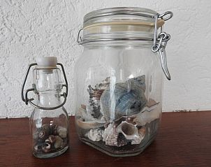 Glazen potten met schelpen in Botter vakantiewoning Midsland Noord Terschelling als decoratie