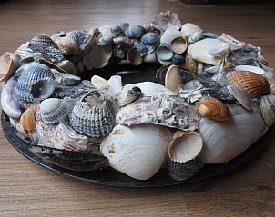 Schelpenkrans als decoratie in Botter vakantiehuis Midsland Noord Terschelling