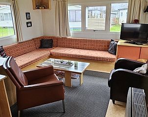 Gezellige woonkamer in de Utsetter NR 59, vakantiehuis in Midsland Noord, met comfortabele zitruimte en uitzicht op Terschelling.