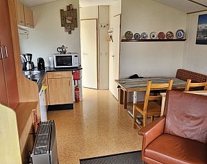 Open keuken en eetruimte in chalet de Utsetter NR 59, Midsland Noord, Terschelling, ideaal voor een ontspannen vakantie.