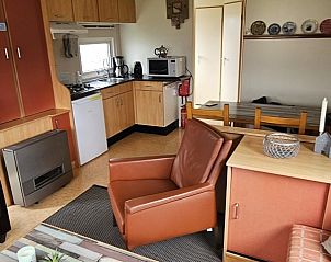 Compacte keuken in de Utsetter NR 59, Midsland Noord, Terschelling, met moderne voorzieningen voor een comfortabel verblijf.