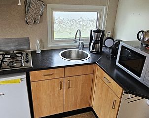 Functionele badkamer in chalet de Utsetter NR 59, Midsland Noord, Terschelling, met douche en wastafel.