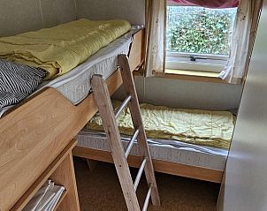 Ruime tweepersoonsslaapkamer in de Utsetter NR 59, Midsland Noord, Terschelling, met opbergruimte en natuurlijk licht.