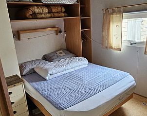 Zonnig terras bij de Utsetter NR 59, Midsland Noord, Terschelling, ideaal voor buiten dineren op de Waddeneilanden.